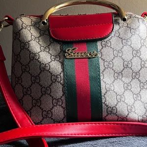 Small purse. Gucci logo.